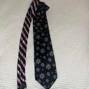 Men’s silk Holiday Tie plays music like jingle bells 100% Silk Navy Snowflakes